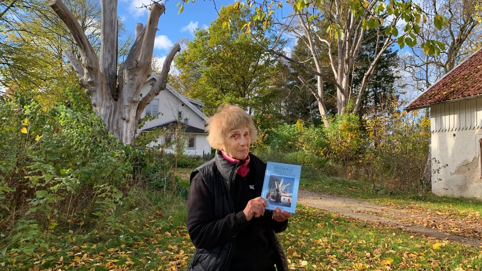 I bakgrunden två av bokens personligheter, almarna Alma (till vänster) och Alme, tillsammans med författaren Gunilla Kälvesten.