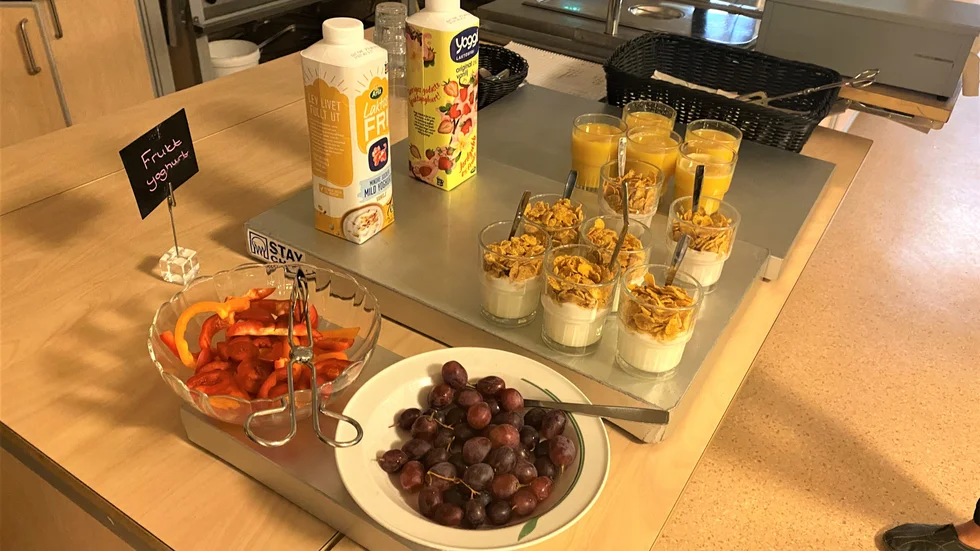 Det behöver inte vara en så lyxig frukost som erbjuds i Katrineholms skolor. Så här ser en frukost ut på en skolan i Uppsala.