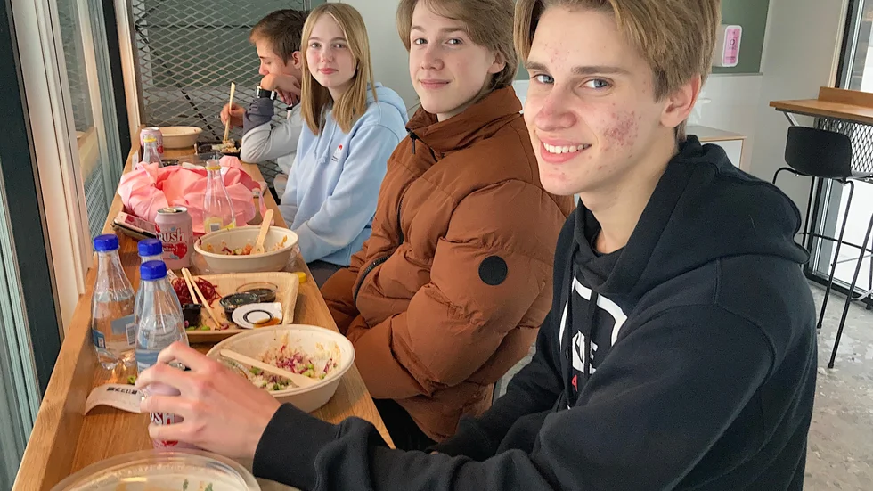 Anton Lindman ( närmast) och kompisarna Axel Wallström, Nora Walter och Anton Westerlund käkade på Råvara under öppningsdagen.
