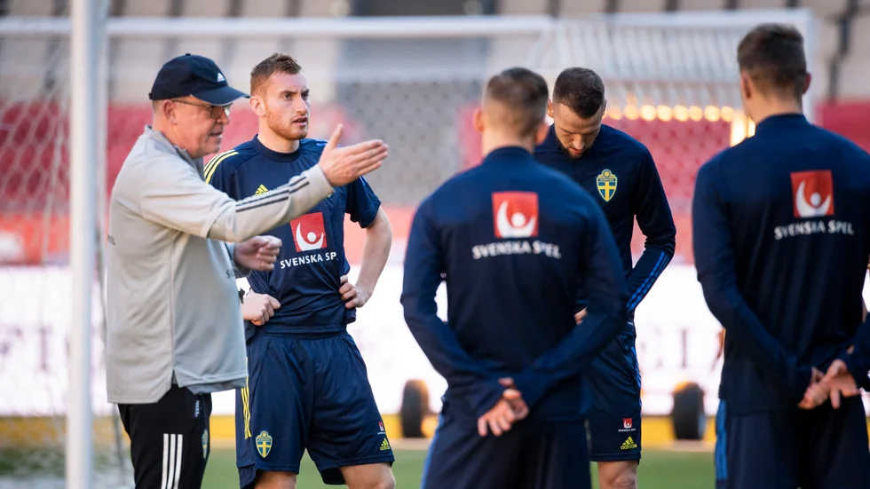 Förbundskapten Janne Andersson ger instruktioner på den sista träningen inför VM-kvalet mot Spanien i Sevilla. Det är avspark 20.45 i kväll.