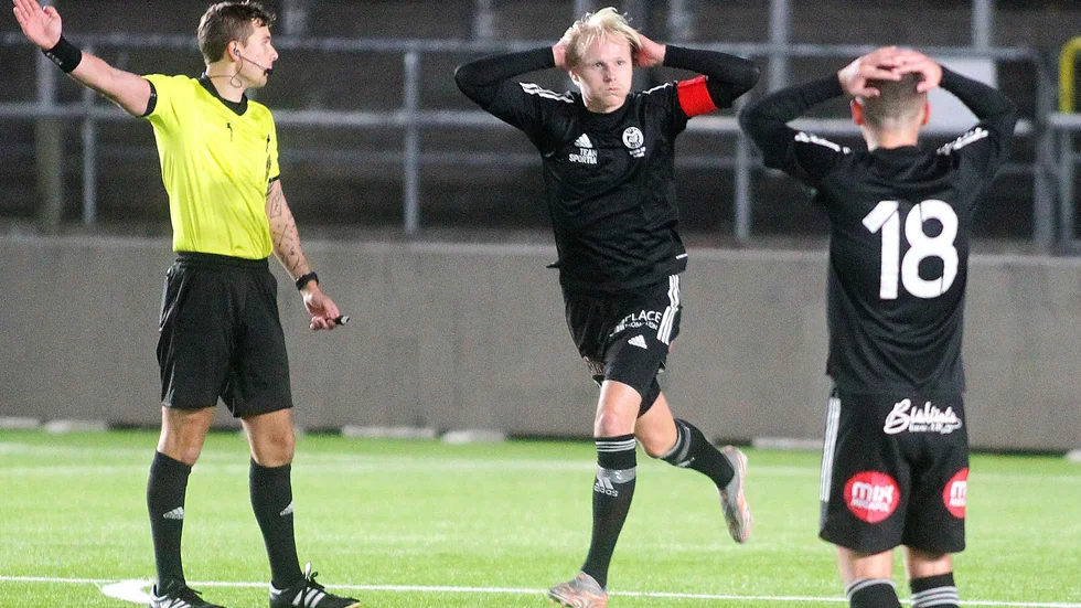 Simon Karlsson tar sig för huvudet efter att, med ett riktigt drömmål, gett Maif ledningen mot Sleipner i Östgötacupens semifinal. Maif vann till slut med 5-2 och möter nu Eneby i cupfinalen.