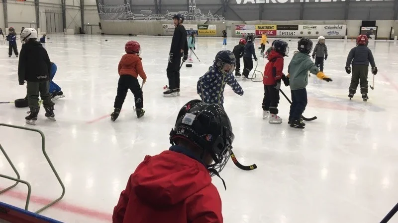 Några av de första barnen i årets (2021) upplaga av Sirius Bandy åker ut på isen i Recoveryhallen.