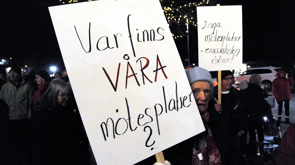 Protesterande seniorer utanför fullmäktigemötet på Kompassen i november förra året. Ett förslag på ett "Föreningarnas hus" ska tas fram, men det dröjer till i september.