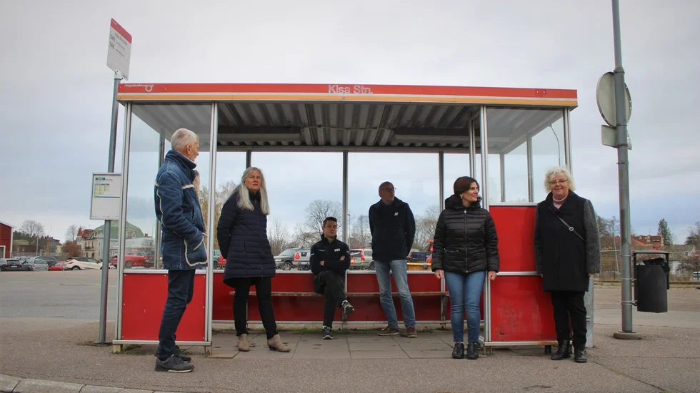 Flera lokala föreningar i Kinda har gått samman och skickat in en skrivelse till kommunen vad gäller den kommande upprustningen av stationsområdet i Kisa. Från vänster syns Anders Lind (PRO Kisa), Britt Nyström (hörselföreningen Kisa), Lukas Lindberg (Kisa Handel & Service), Per Lönn (Stångådalsbanans vänner), Sahira Matar (IKF Kinda) och Gerd Pettersson (Kinda SPF).