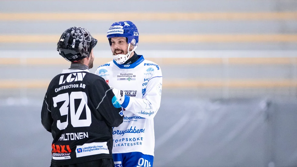 Olle Nordlund firar segern mot Tellus ihop med Jussi Aaltonen. Nu har Nordlund stängts av i tre matcher för tacklingen han delade ut i matchen. 