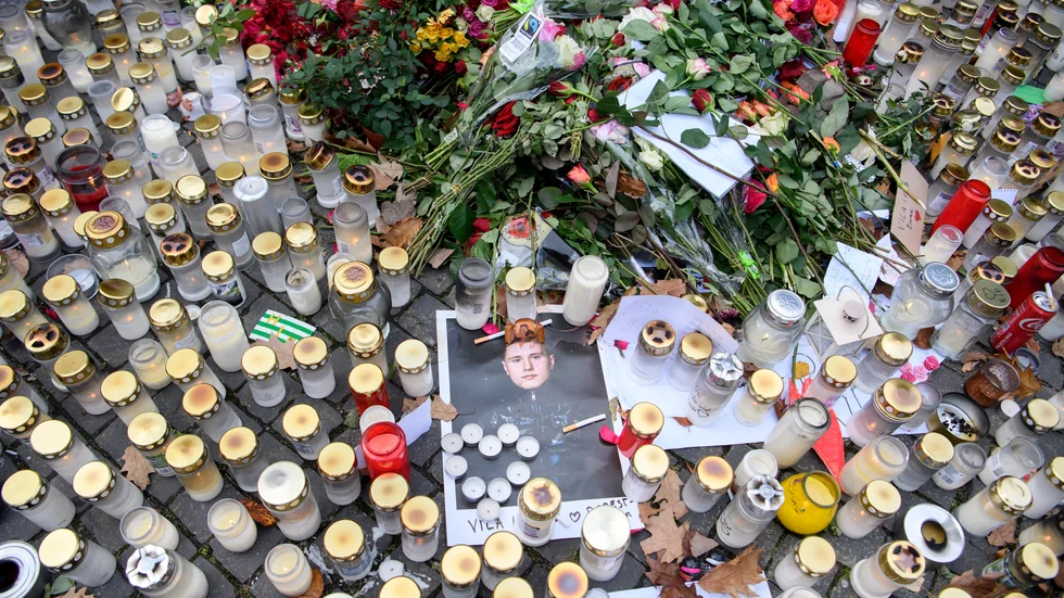 Krönikören Simon Olofsson menar att det är svårt att inte reagera på den historielöshet som präglar landets kultursidor vad gäller inställningen till den så kallade gangsterrappen, en fråga som aktualiserats efter mordet på hiphop-stjärnan Einár.