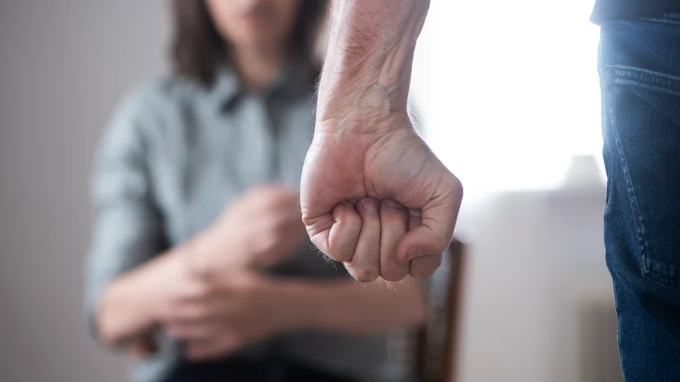 47 procent av de tillfrågade i socialt arbete har blivit utsatta för hot, våld, personangrepp eller förtal under det senaste året, skriver Maria Ros och Veronica Magnusson
