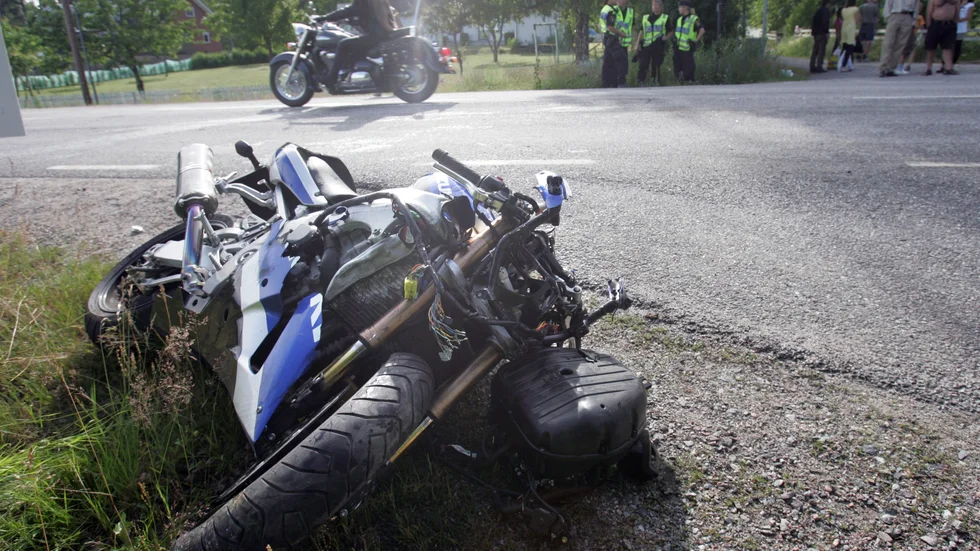 Mannen som körde motorcykel trots att hans körkort var återkallat var med om en olycka vid E18.