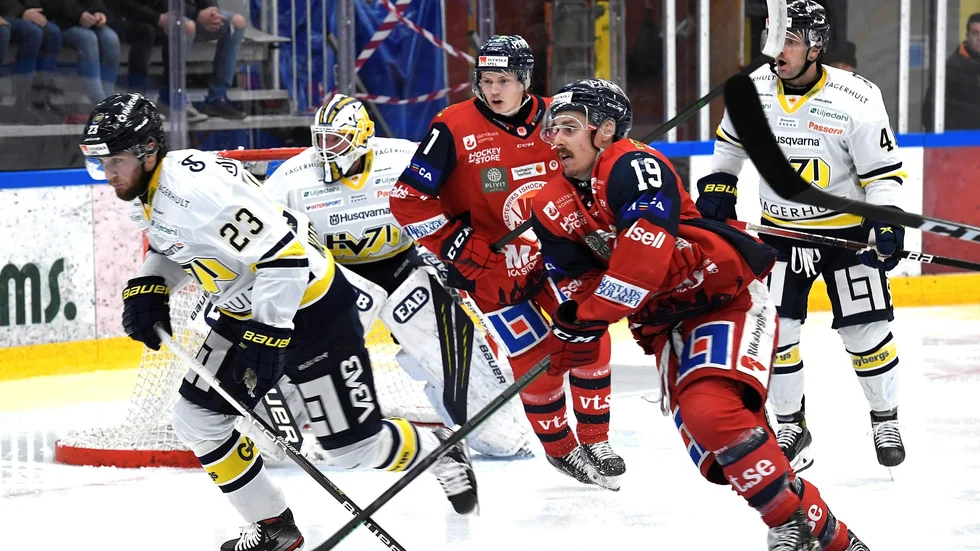 VIK-spelarna kämpade tappert under fredagens match mot HV71 hemma i Plivit Arena.