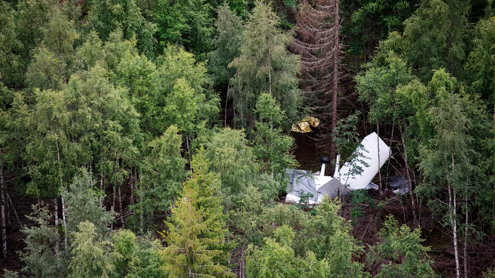 Resterna av flygplanet på Storsandskär dagen efter den flygolycka där nio personer omkom.
Foto: Erik Abel/TT
