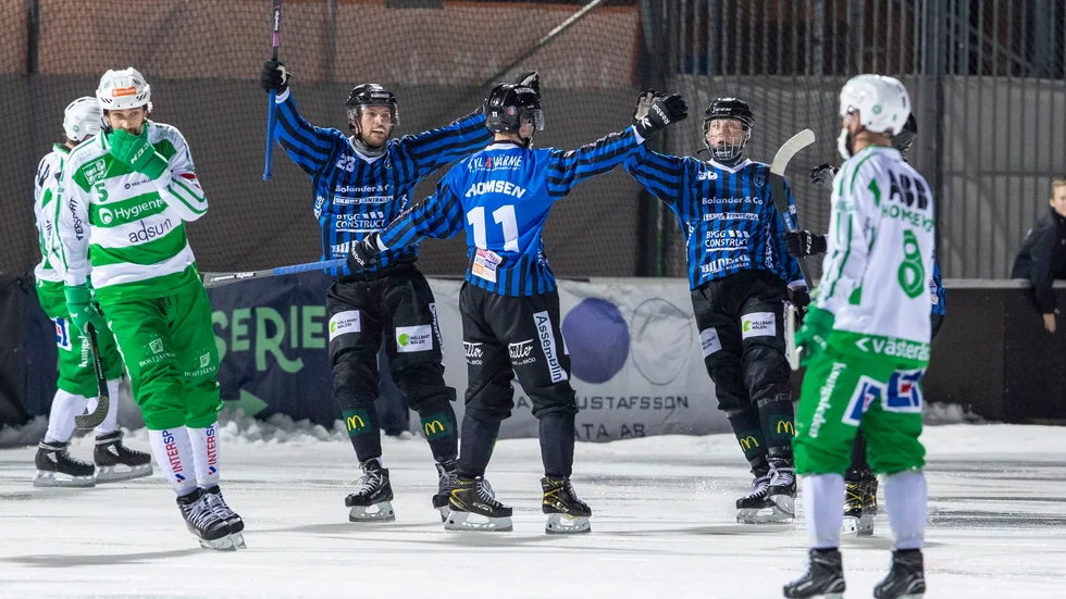 Mål igen för Sirius. Här är det (från vänster) William Liw, Albin Thomsen och Arvid Tapper som jublar. Sirius stod för en jätteskräll när man besegrade hårdsatsande Västerås på Studenternas.