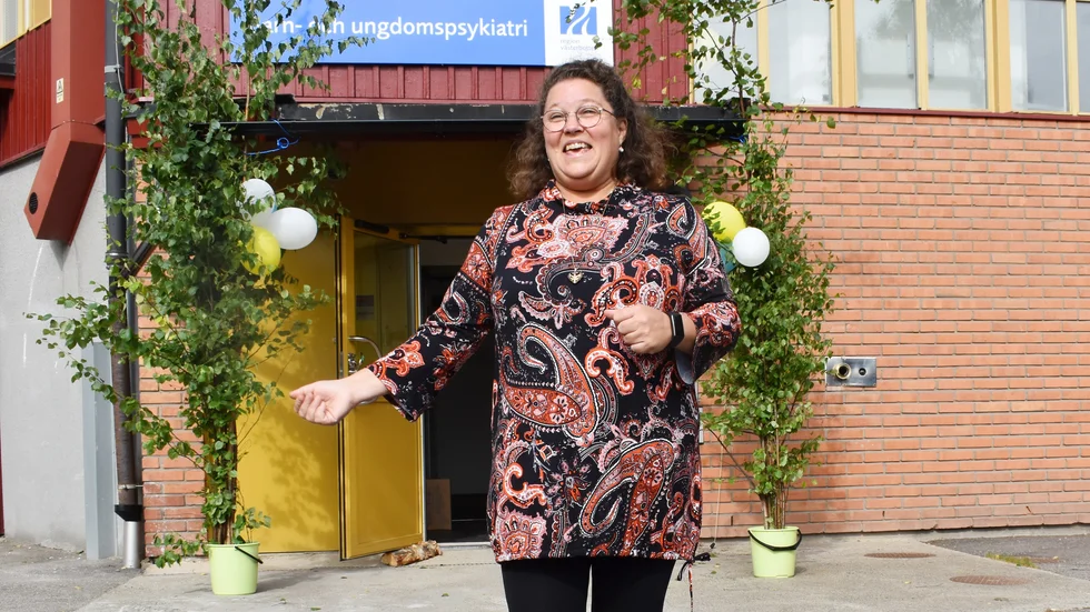 Erika Bergmark, nöjd personalchef utanför BUP:s nya lokaler vid hälsocentralen i Ursviken: ”Det känns fantastiskt idag”, säger hon. 
