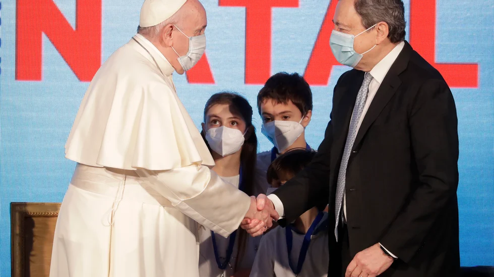 Religionen och politiken, i form av påve Franciskus och premiärminister Mario Draghi, tog i hand under en konferens om Italiens födelsetal i huvudstaden Rom.