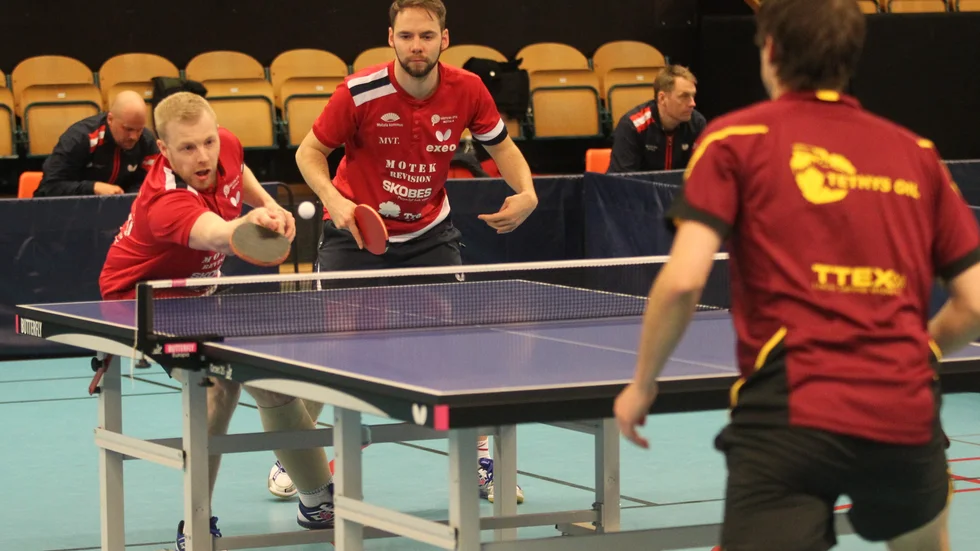 Västers BTK:s Linus Karlsson och Emil Andersson förlorade i dubbel mot Ängby, men vann var sin singel mot Söderhamn B. Det ger hopp inför Paralympics.