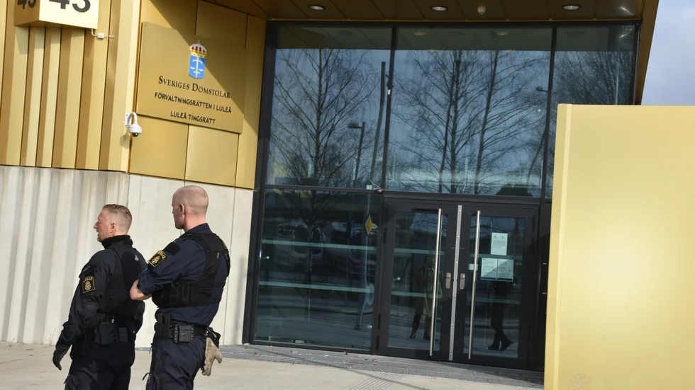 Orsaken till polisnärvaron vid Luleå tingsrätt på fredagen var de Hells Angels-kopplingar som finns till vissa av de åtalade, enligt åklagaren Jessica Wenna.
