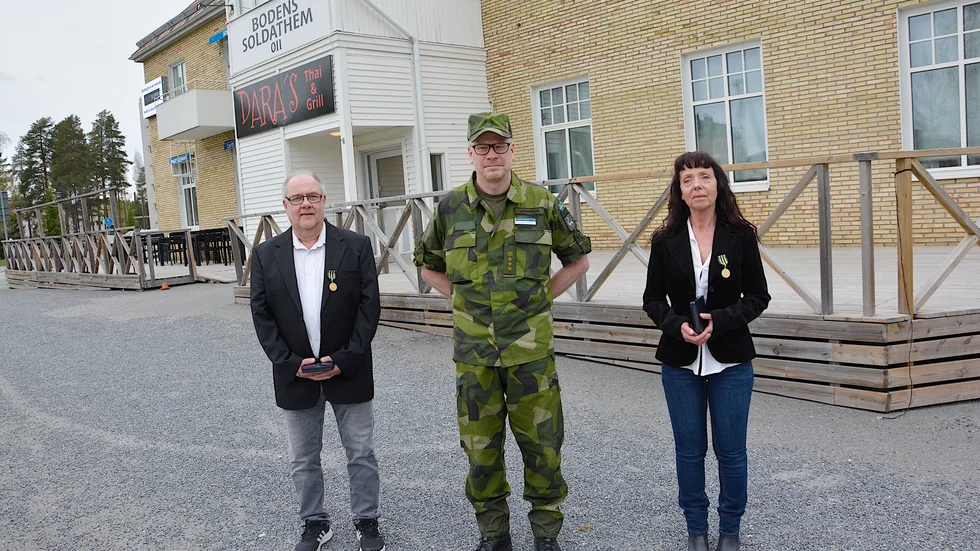 Tommy Ström, garnisonschefen Nils Johansson och Susanne Hansson.