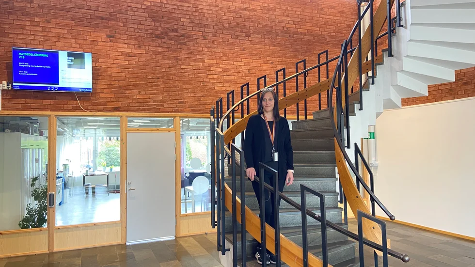 "Många elever vill gärna komma till Gripenskolan", intygar elevassistent Linda Benefjäll, som står i en av de entréer som ska bli ett klassrum.