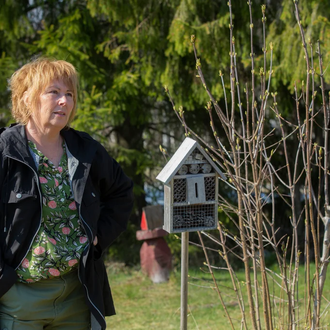 En fredag kväll i mars 2020 attackerades Annika Lahti i sitt hem av en kvinna med kniv. Efter att ha mottagit flera hugg lyckades hon till slut fly. 