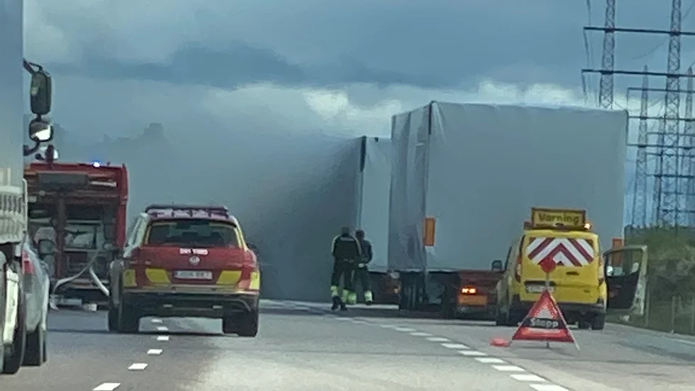 Larmet om branden på E20 kom in klockan 13.05 på måndagseftermiddagen.