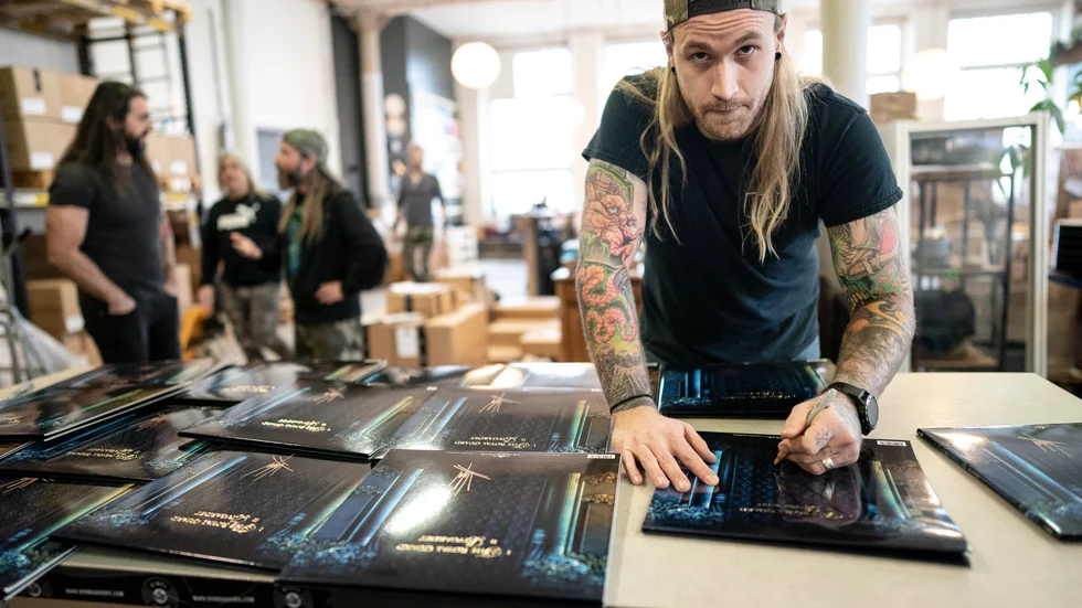 Tidigare i år tryckte bandet Sabaton (på bilden Hannes Van Dahl) vinylupplagan av nya låten "Livgardet" hos Spinroad Vinyl Factory. Vinylfabriken producerar fler skivor än någonsin. Arkivbild.