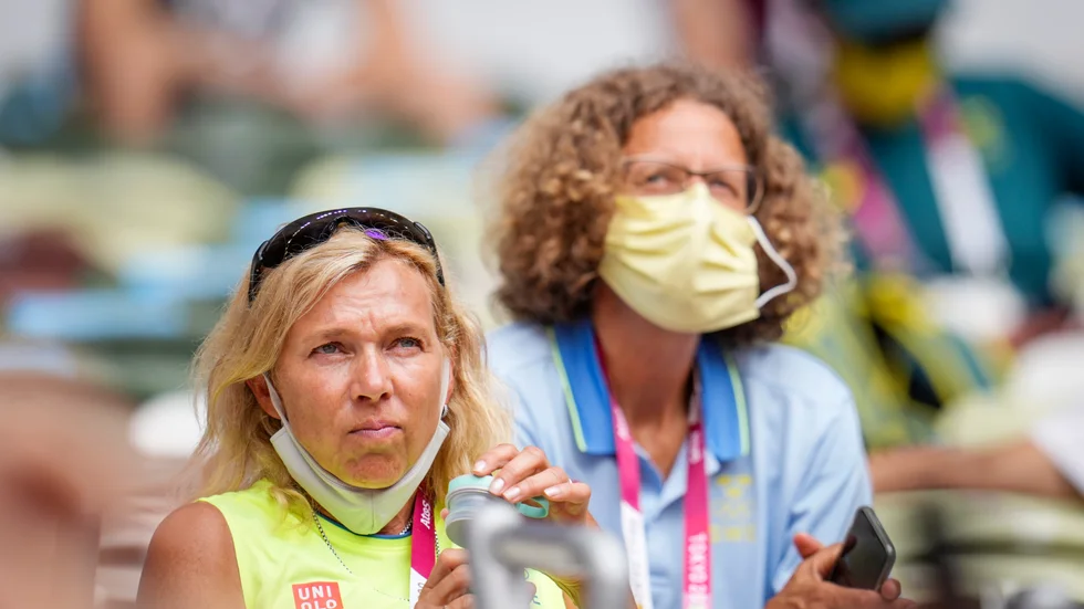 Stavhopparen Armand Duplantis mamma Helena Duplantis (tv) och förbundskapten Karin Torneklint på OS-läktaren.