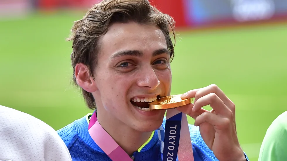 Armand Duplantis med sitt OS-guld i stavhopp.