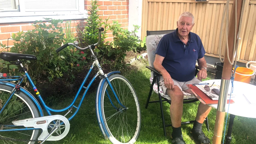 Rolf Öberg är kritisk till att stället där asfalten tagits bort inte är ordentligt utmärkt. Under sin cykeltur flög han över styret när framhjulet slog ner i gropen.