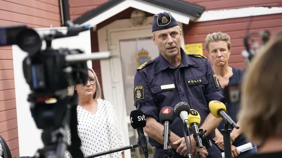 Lokalpolisområdeschef Anders Olofsson vid onsdagens pressträff. I bakgrunden Pernilla Åström, förundersökningsledare och Erika Wetterlöf, tillförordnad polisområdeschef i nordöstra Skåne.