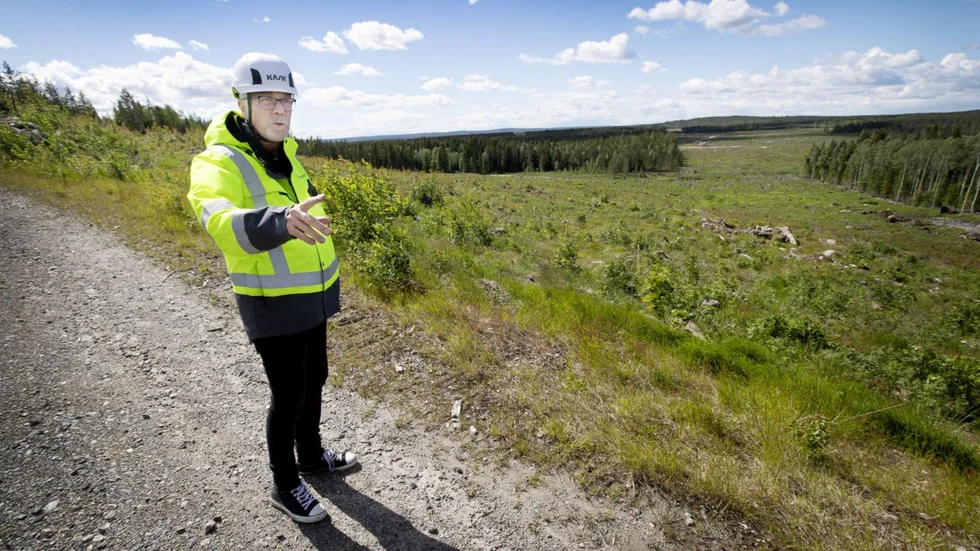 Tomas Boström, projektchef på Trafikverket, svarar på frågor om planering och byggande av Norrbotniabanan. Bilden togs tidigare i somras på Ersmarksberget, ovanför där järnvägstunneln ska byggas.