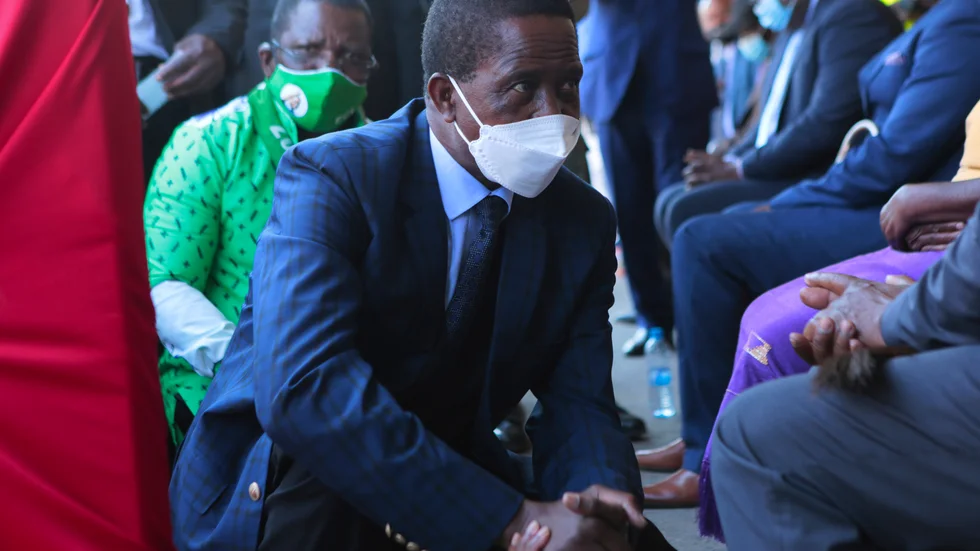 Zambias president Edgar Lungu pratar med lokala ledare i samband med invigningen av en flygplatsterminal i Lusaka.