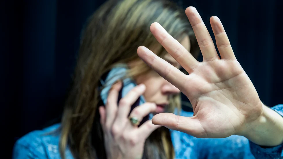 Den 26-åriga kvinnan skickade meddelanden med olaga hot till sex personer under 2022 och misshandlade också en för henne okänd person. Nu har hon dömts till rättspsykiatrisk vård.
