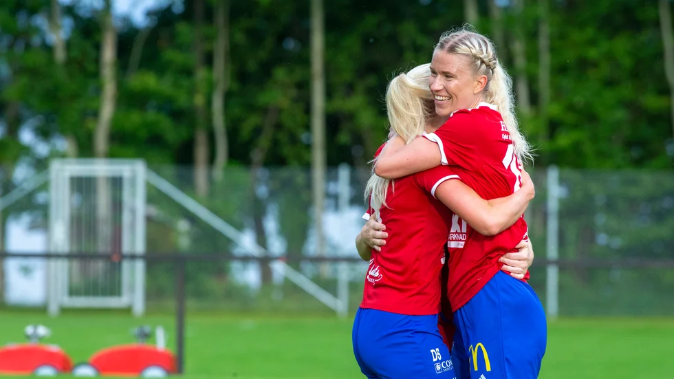 Johanna Nyberg och Lydia Vaggelyr firar efter den förstnämndas 1-0-mål mot Lindö. 