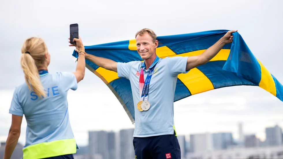 Malin Baryard Johnsson tar en bild på lagkamraten Peder Fredricson och hans två OS-medaljer.