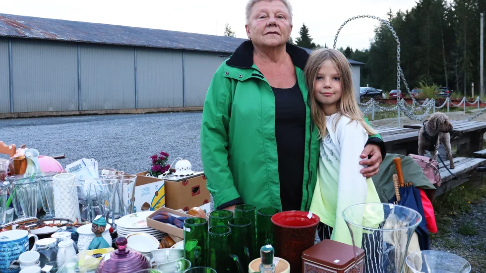 Elaine Mikaelsson och Minette Mikaelsson säljer loppisgrejer.