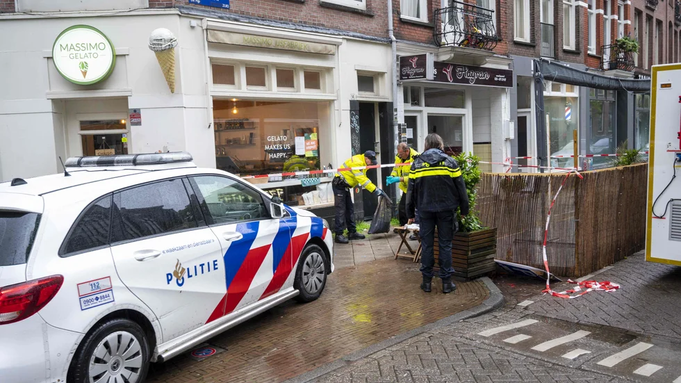 Polisen undersöker brottsplatsen i Amsterdam.