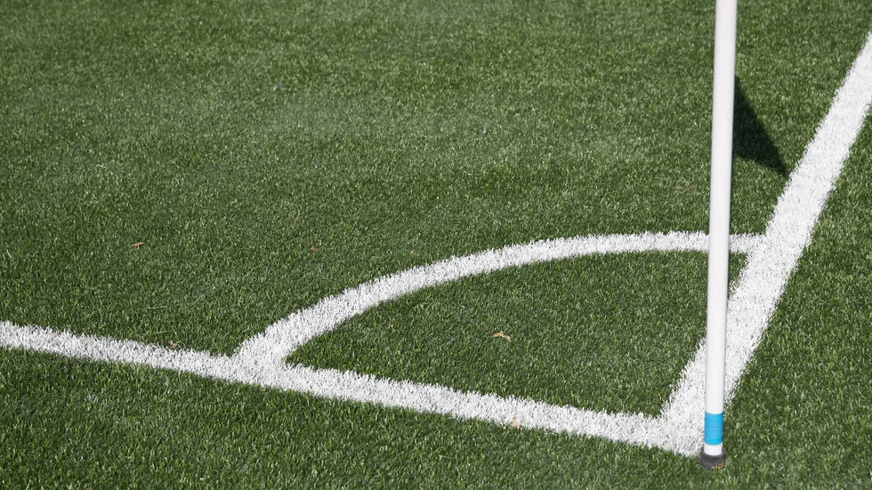 Enköping behöver fler konstgräsplaner för fotboll, skriver fyra idrottsledare.
