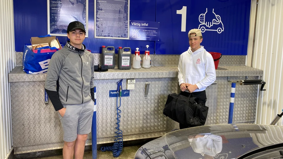 Antonio Zetterström och Oscar Midestad har ett stort intresse för bilvård. Dels på sina egna epa-traktorer, men också för att hjälpa andra. Därför har de nu skapat en bilrekond-service i Trosa och Vagnhärad som de ägnar sig åt på mellan skola och idrott.