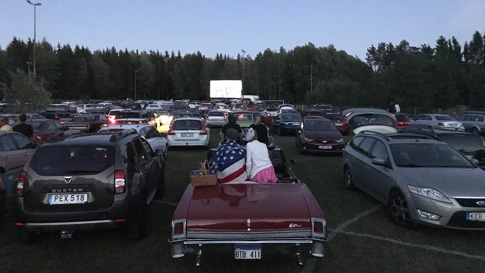 I augusti 2015 visades filmen Grease som drive in-bio på en uppblåsbar storbildsskärm vid Stenevi IP i Långhundra. Andra somrar har utomhusbion arrangerats vid Särstabadet.