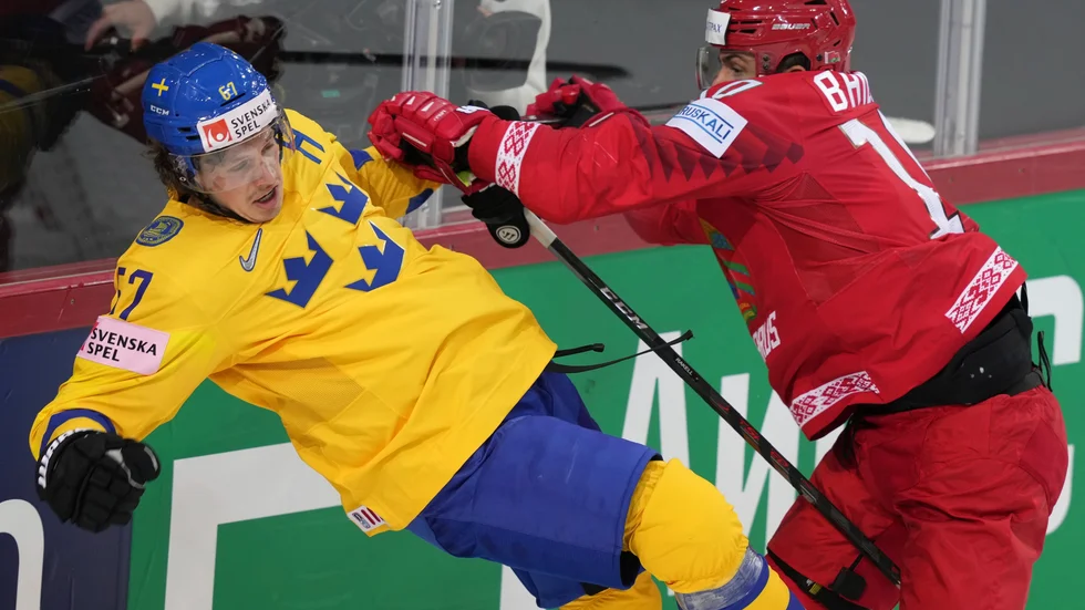Svenskt fall i VM. Forwardsstjärnan Rickard Rakell förlorar en närkamp mot Belarus, nu måste landslaget börja segertåget för att tvätta bort fiaskostämpeln.
