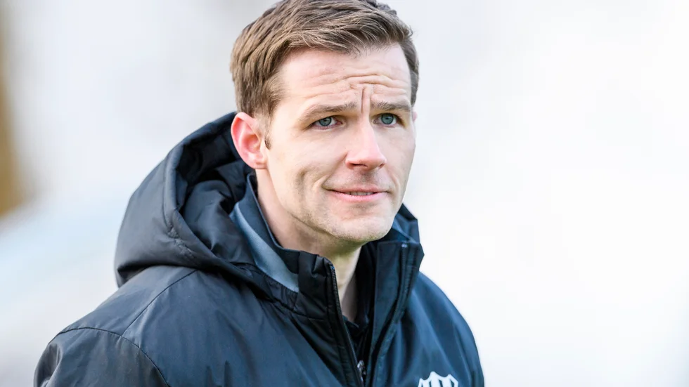 Piteå IF har fått ytterligare ett fall av covid-19 i truppen. "Nu stänger vi verksamheten och ser hur allt utvecklar sig", säger sportchefen Johan Norberg.