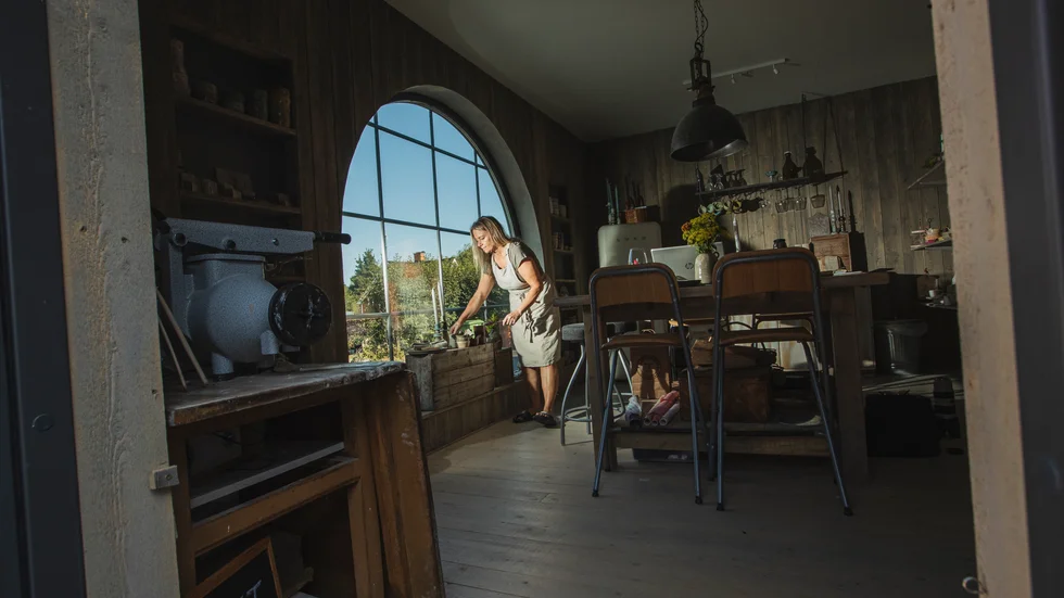 "För mig har verkstaden och möjligheten att kunna skapa någonting varit en stor hjälp när jag bearbetat traumat", säger Sara Berggren. 