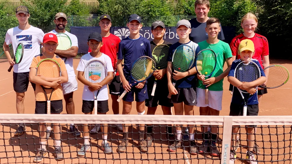 Några av Norrköpings Tennisklubbs deltagare i hemmatävlingen. Överst från vänster: Sebastian Lindh, Ricki Anton (tränare), Petter Lindqvist och Fredrik Petersson Klimmek (klubbchef). Främre raden från vänster: Elliot Skagervik, Erik Ten, Lucas Johansson, Micky Augustsson, Andreas Lindqvist, Ludwig Kaltenecker, Alexander Årsjö och Matilda Carlsund.