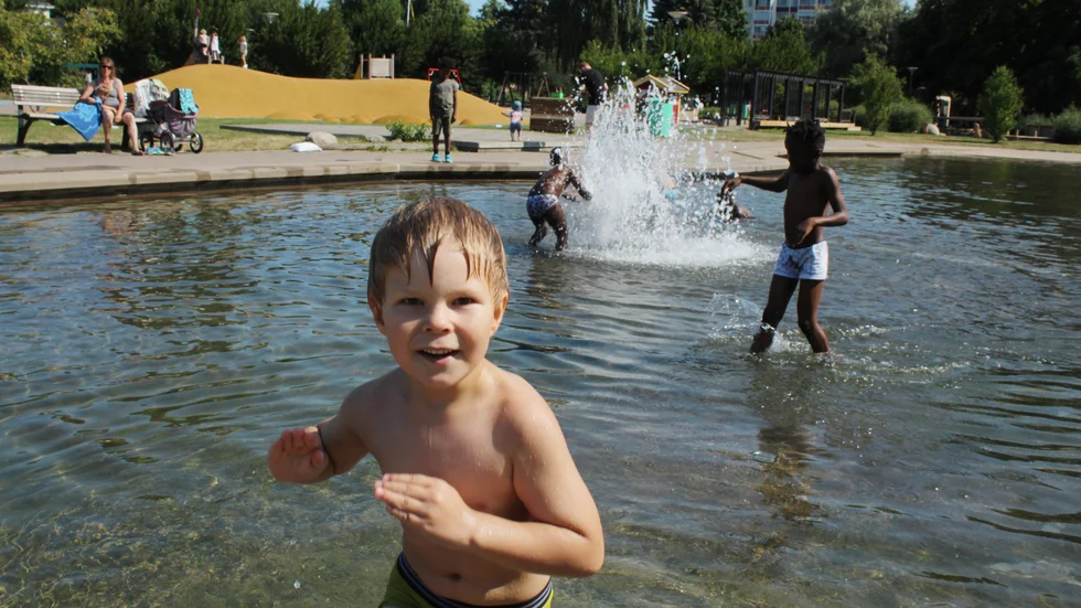 Lucas Niklasson, 6 år, trivdes suveränt i Vasaparkens plaskdamm.