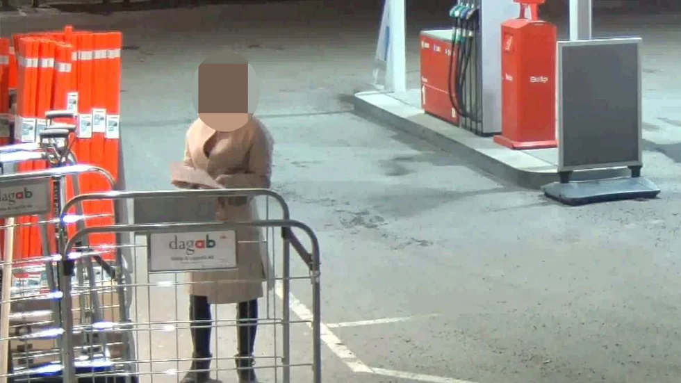 En av kvinnorna fångades på bild när hon satte upp en affisch på OKQ8 i Öjebyn. Hon hävdar dock själv att det inte är hon som fastnat på övervakningskameran. Båda kvinnorna förnekar brott. (Arkivbild)