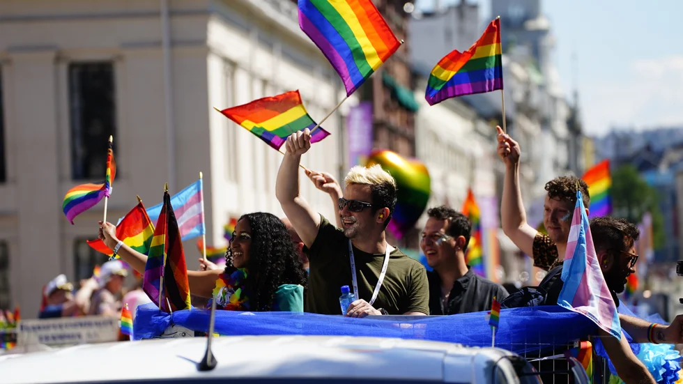 Även fast Sverige har kommit långt finns det fortfarande lagar som diskriminerar hbtq-personer, skriver Filippa Reinfeldt (M) med flera.