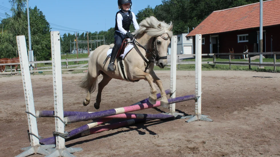 Nanna Hafström, Gamleby, hoppar på sin ponny Luna.
