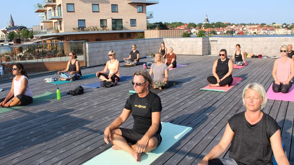 Camilla Settlins yogapass på hamnkontorets tak vid Slottsholmen har varit väldigt populära. "Det har varit allt från ungdomar upp till personer i pensionsåldern som har deltagit. Yinyogan är tillgänglig för alla", säger hon.
