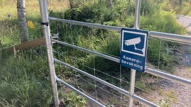 Kameraövervakning och elstängsel.