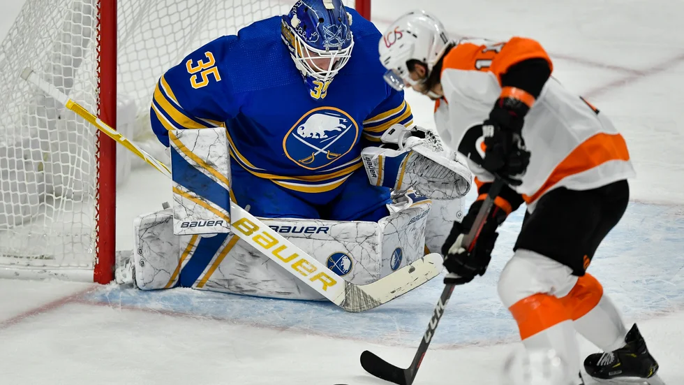 Linus Ullmark kommer att stå i mål för Boston framöver. Arkivbild.