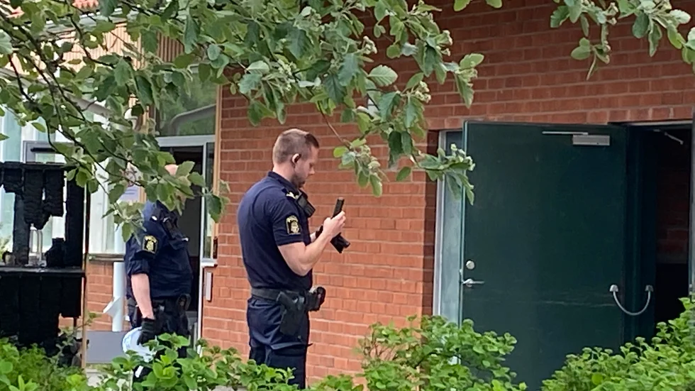Polis och åklagare väntar nu på resultatet av den tekniska undersökningen vid branden i Fjärdhundraskolans idrottshall i slutet av maj. 